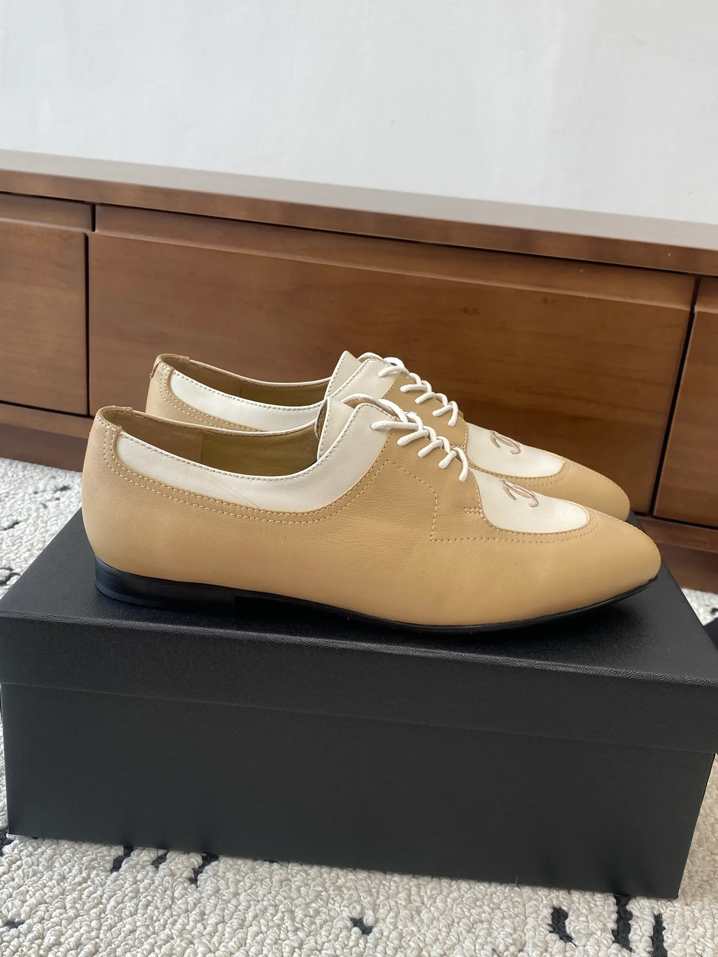 👟👟Ex-factory price 580👟👟 🍀CHANEL｜Chanel Xiaoxiang 25C new autumn and winter products, pointed-toe flat-soled deep-mouth shoes, full of retro style, elegant shoe shape, very pleasing to look at. The pointed toe makes the feet become thinner and looks slender. The classic double-C electric alluring design is particularly fashionable and elegant. The upper is made of top calf patent leather and the lining is silk sheepskin. It is super comfortable. Italian imported cowhide leather outsole. Size: 35-39 (customized 40/41) 👉 👉 👉 Buy now 👉 Buy now 👉
